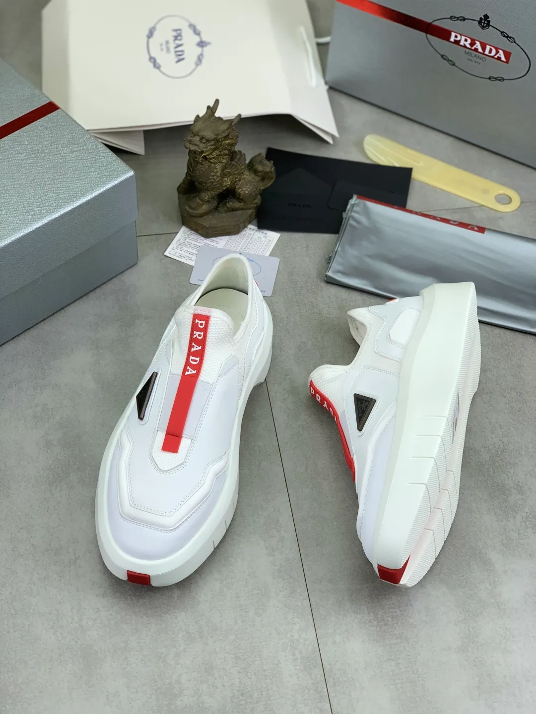 Men's men's shoes 💰P620💰[New model] The top version is now available on the official website, 🆘 The trendy brand (Prada) mainly promotes the popular style, avant-garde and versatile fashionable men's shoes, private version mold opening, cowhide surface splicing 1:1 replica.. Simple fashion, original imported cowhide and lining cowhide feet; the atmosphere and personality are more fashionable, eye-catching and pursuing class. It will subvert the old idea and be a must-have for fashion trendsetters with you! Must keep for yourself ! Tall and comfortable, large and low, high-end quality workmanship. The new high-end foam outsole from the official website. Size: 38-45. 3️⃣colors available.